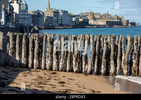 Saint-Malo, Frankreich - 14. September 2018: Blick auf den Strand und die Altstadt von Saint-Malo. Bretagne, Frankreich Stockfoto