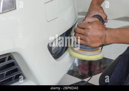 Mann bei der Arbeit Zum polieren, beschichten Autos. Stockfoto