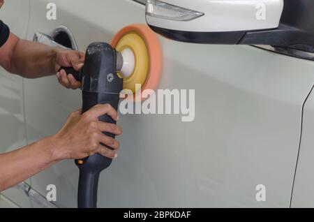 Mann bei der Arbeit Zum polieren, beschichten Autos. Stockfoto