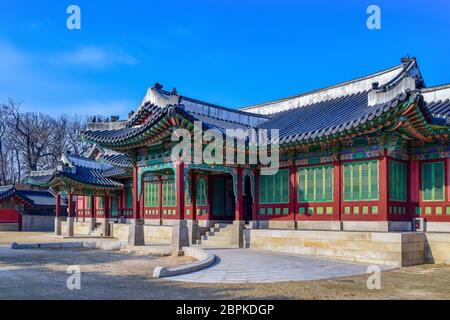 Seoul, Südkorea 12/2020 fabelhafte Aussicht auf die Huijeongdang Hall im Changdeokgung Palace in Seoul, Südkorea. Farbenfroher traditioneller koreanischer Palastbogen Stockfoto