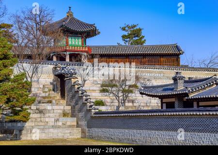 Seoul, Südkorea 1/12/2020 fantastische Aussicht auf den Innenhof des Nakseonjae-Komplexes im Changdeokgung-Palast in Seoul, Südkorea. Traditioneller koreanischer Bogen Stockfoto