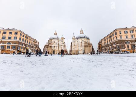 Rom, Italien. 26. Februar 2018: Außergewöhnliches Klimaereignis in Rom in Italien, Piazza del Popolo. Außergewöhnliche Welle von schlechtem Wetter mit Schneefal Stockfoto