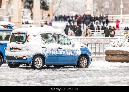 Rom, Italien. 26. Februar 2018: Polizeiauto in Rom in Italien schneebedeckt. Außergewöhnliche Welle von schlechtem Wetter und Kälte in Mittelitalien. Touristen wal Stockfoto