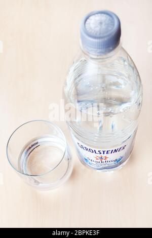 MOSKAU, RUSSLAND - 10. MAI 2020: Plastikflasche mit Gerolsteiner Sprudel-Mineralwasser und Glas an Bord. Gerolsteiner ist deutsch natürlich kohlensäurehaltige Stockfoto