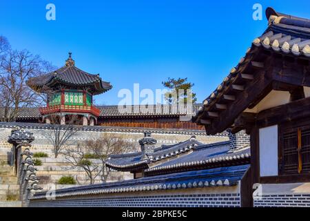 Seoul, Südkorea 1/12/2020 fantastische Aussicht auf den Innenhof des Nakseonjae-Komplexes im Changdeokgung-Palast in Seoul, Südkorea. Traditioneller koreanischer Bogen Stockfoto