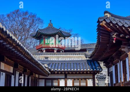 Seoul, Südkorea 1/12/2020 fantastische Aussicht auf den Innenhof des Nakseonjae-Komplexes im Changdeokgung-Palast in Seoul, Südkorea. Traditioneller koreanischer Bogen Stockfoto