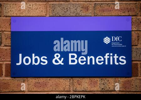 Ein Schild am Job & Benefits Büro in der Great Victoria Street in Belfast. Die Arbeitslosigkeit in Nordirland stieg im April um fast 90 %, wie offizielle Zahlen nahelegten. Weitere 26,500 beanspruchten Vorteile im Vergleich zum Vormonat, da die Sperrung des Coronavirus Arbeitsplätze zerstörte. Stockfoto