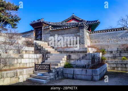 Seoul, Südkorea 1/12/2020 fantastische Aussicht auf den Innenhof des Nakseonjae-Komplexes im Changdeokgung-Palast in Seoul, Südkorea. Traditioneller koreanischer Bogen Stockfoto