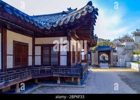 Seoul, Südkorea 1/12/2020 fantastische Aussicht auf den Innenhof des Nakseonjae-Komplexes im Changdeokgung-Palast in Seoul, Südkorea. Traditioneller koreanischer Bogen Stockfoto