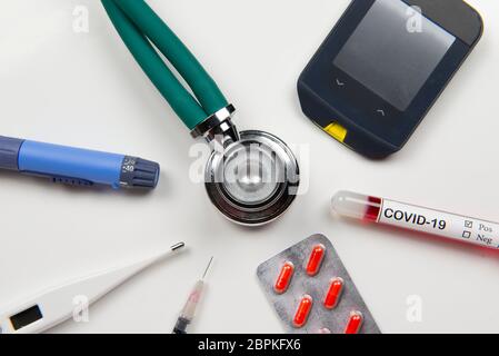 Draufsicht der flachen Lage von medizinischen Hilfsmitteln für die Behandlung des Patienten - in einem Kreis um das Stethoskop in einem weißen Hintergrund angeordnet Stockfoto