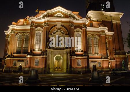 Die Sankt Michaelis Kirche in Hamburg bei Nacht Stockfoto