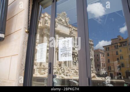 Roma, Italien. Mai 2020. Geschlossener Laden in der Nähe des Trevi-Brunnens in Rom (Foto: Matteo Nardone/Pacific Press) Quelle: Pacific Press Agency/Alamy Live News Stockfoto