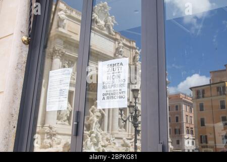 Roma, Italien. Mai 2020. Geschlossener Laden in der Nähe des Trevi-Brunnens in Rom (Foto: Matteo Nardone/Pacific Press) Quelle: Pacific Press Agency/Alamy Live News Stockfoto