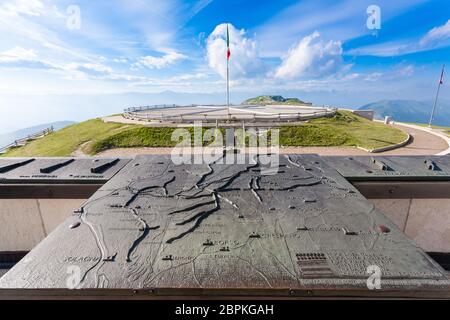 Italienische Wahrzeichen. Ersten Weltkrieg Gedenkstätte von Monte Grappa, Italien. Italienische Alpen Stockfoto