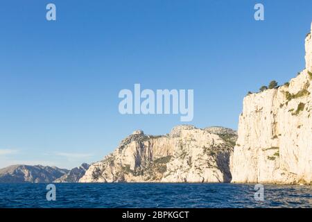 Schöne Natur der Calanques an der azurblauen Küste von Frankreich. Calanques-Nationalpark in der Nähe von Marseille. Natur und outdoor Stockfoto