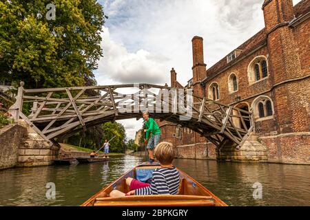 Stecherei auf dem Fluss Cam unter der Mathematical Bridge in Cambridge, England Stockfoto