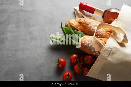 Natürliche Faser umweltfreundlichen wiederverwendbaren Shopping Bag den Planeten aus Kunststoff Verschmutzung liegen auf Schiefer mit frischen Lebensmitteln und Wein gefüllt zu speichern. Stockfoto