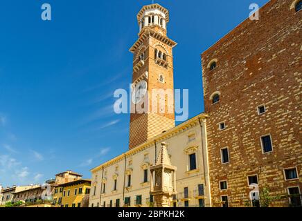 Torre dei Lamberti Uhrturm des Palazzo della Ragione Palastgebäude in Piazza Delle Erbe Platz in Verona City historischen Zentrum, blauer Himmel Hintergrund, Region Venetien, Norditalien Stockfoto