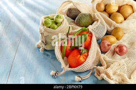 Lebensmittel aus Land Markt, frisches Obst und Gemüse aus ökologischem Anbau in umweltfreundlichen wiederverwendbaren Säcke, auf hölzernen Tisch platziert und gesehen in Nahaufnahme wi Stockfoto