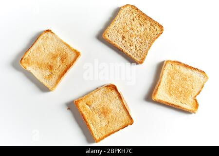 Satz von vier Spiegeleier toast Scheiben Brot auf weißem Hintergrund mit Schatten isoliert, gesehen von oben Stockfoto