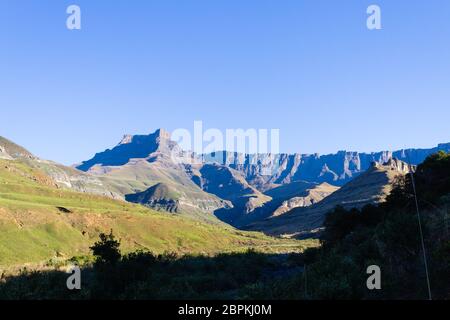 Südafrikanische Wahrzeichen, Amphitheater vom Royal Natal National Park. Drakensberg Berge Landschaft. Höchste Gipfel Stockfoto