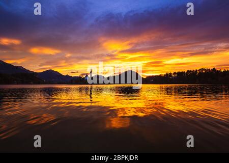 Erstaunlich Sonnenaufgang am See im Frühling, Slowenien Bled, Europa Stockfoto