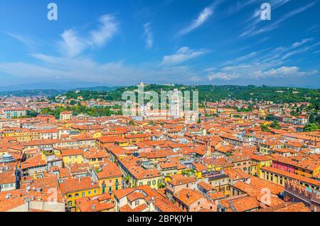 Luftaufnahme des historischen Zentrums von Verona Citta Antica mit roten Dachziegeln. Panoramablick auf das Stadtbild von Verona. Blauer Himmel Hintergrund kopieren Raum. Region Venetien, Norditalien Stockfoto