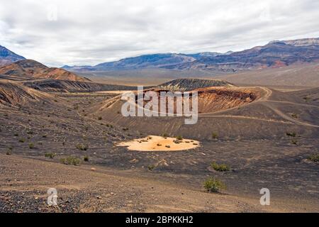 Wenig Hebe Schlackenkegel in einem vulkanischen Gebiet in der Wüste von Death Valley National Park in Kalifornien Stockfoto