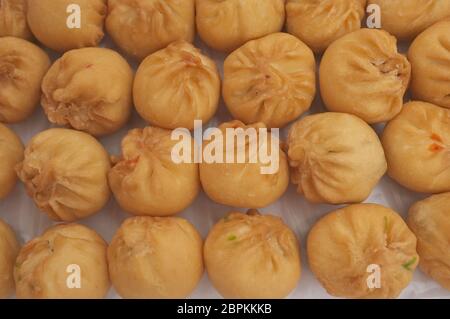 Gebratene Brötchen bei Luk Katiam Restaurant Korat, Thailand, Dim Sum und die berühmten chinesischen Frühstück essen. Stockfoto