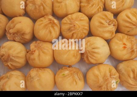 Gebratene Brötchen bei Luk Katiam Restaurant Korat, Thailand, Dim Sum und die berühmten chinesischen Frühstück essen. Stockfoto