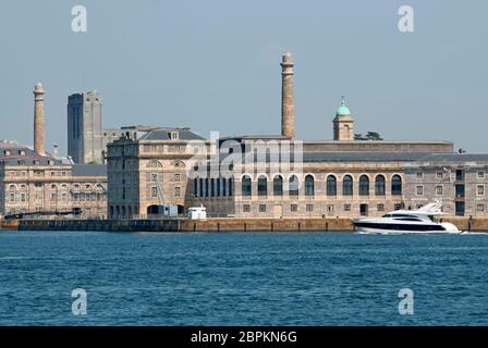 Historisches Clarence Gebäude am Fluss Tamar Teil des redundanten Royal William Victualing Yard im Jahr 2006 wartenden Umbau zu Wohnhäusern Devon UK Stockfoto