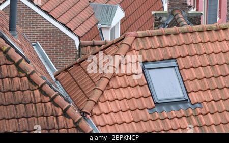 Close-up Detail eines Fensters im Red Roof Hintergrund installiert Stockfoto