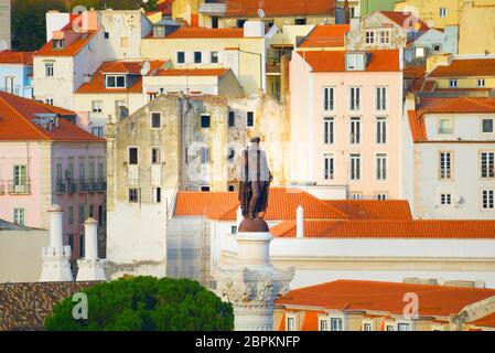 Denkmal des Königs Pedro IV und traditionelle Lissabon Architektur in den Hintergrund. Portugal Stockfoto