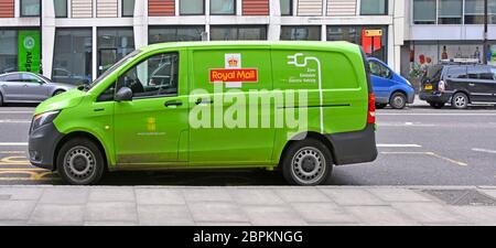 Ansicht der grünen Farbe Royal Mail Zero Emissions Elektro-Post Lieferwagen mit Grafiken auf dieser Seite & zurück mit Standard rot gegenüber Seite London UK Stockfoto