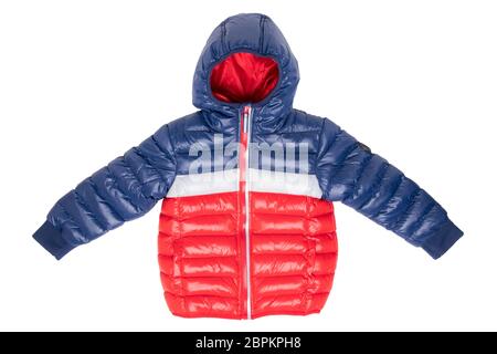 Winterjacke isoliert. Eine stylische blau-rote Daunenjacke mit rotem Futter für die Kinder ist auf weißem Hintergrund isoliert. Kinder tragen mit ho Stockfoto