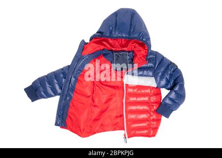 Winterjacke isoliert. Eine stylische blau-rote Daunenjacke mit rotem Futter für die Kinder ist auf weißem Hintergrund isoliert. Kinder tragen mit ho Stockfoto