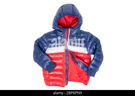 Winterjacke isoliert. Eine stylische blau-rote Daunenjacke mit rotem Futter für die Kinder ist auf weißem Hintergrund isoliert. Kinder tragen mit ho Stockfoto