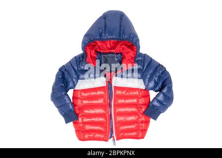 Winterjacke isoliert. Eine stylische blau-rote Daunenjacke mit rotem Futter für die Kinder ist auf weißem Hintergrund isoliert. Kinder tragen mit ho Stockfoto