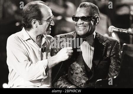 Ray Charles @ Bio's Bahnhof - Episode 28 SW - der US-amerikanische Sänger, Songwriter und Komponist Ray Charles (r.) und Moderator Alfred Biolek (l.) Stockfoto