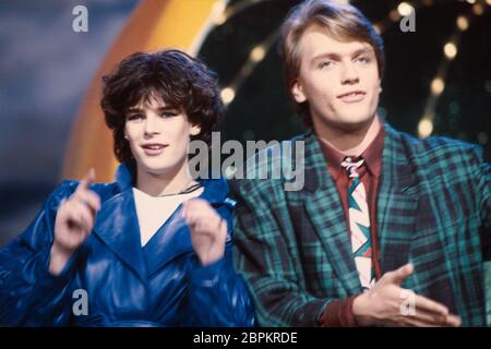 Prinzessin Stéphanie (Stephanie) von Monaco bei der TV-Show Känguru // 07.04.1986 - Moderator und Komiker Hape Kerkeling mit Prinzessin Stéphanie (Stephanie) von Monaco (v. r. n. l.) bei ihrem TV-Auftritt bei der vom WDR produzierten Musik- und Ulkshow Känguru // Köln // 07.04.1986 Stockfoto