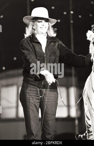 Hildegard Knef in der Fernsehsendung 'Bio's Bahnhof' - Hildegard Knef als 'Tiger-Dompteurin' mit einer außergewöhnlichen Darbietung. Stockfoto