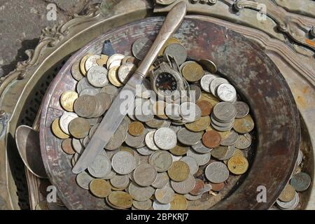 Alte Bronze und Silber Münzen auf rostigen Platte auf Antiken Markt für Sammler verkauft. Stockfoto