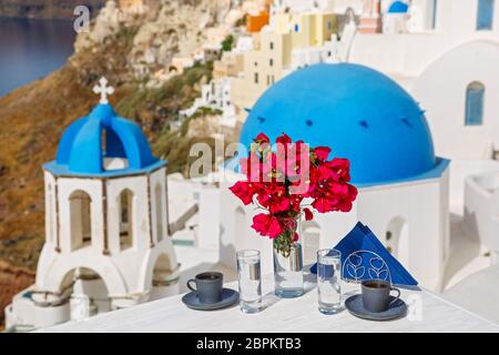 Morgenkaffee auf dem Hintergrund des Meeres und die Architektur der Insel Santorini Stockfoto