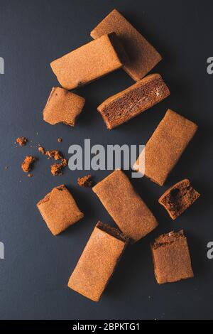 Süße Schokolade brownies auf Schwarz. Ansicht von oben. Stockfoto