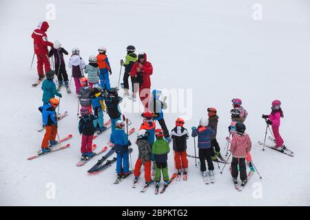 Chamonix, Frankreich. 13. März 2018: Skischule mit zahlreichen Kindern in chamonix in Frankreich. Anfängergruppe mit Skilehrer. Auf schneebedecktem Schneefifi Stockfoto