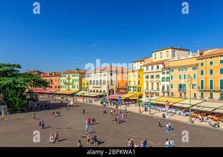 Verona, Italien, 12. September 2019: Piazza Bra Platz Luftaufnahme in der historischen Innenstadt mit Reihe von alten bunten bunten Gebäuden Cafés und Restaurants und Wandertouristen, Region Venetien Stockfoto