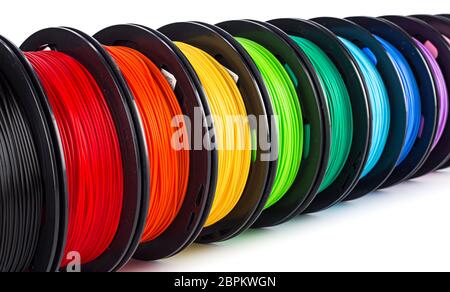 Bunte helle breites Panorama Reihe der Schieber 3d Drucker pla abs-filament Kunststoff auf weißem Hintergrund Stockfoto