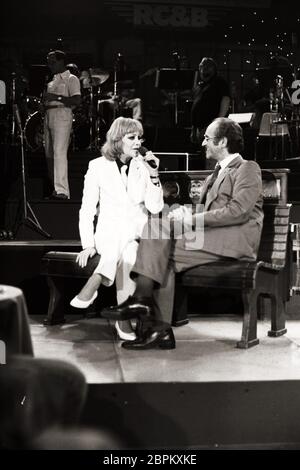 Hildegard Knef in der Fernsehsendung 'Bio's Bahnhof' - auf dem Bild sind der Fernsehproduzent Alfred Biolek und die Schauspielerin Hildegard Knef in der Fernsehsendung 'Bio's Bahnhof' in den 80ern benutzen. Stockfoto