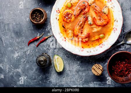 Meeresfrüchtesuppe mit Garnelen, Muscheln und Fisch Stockfoto