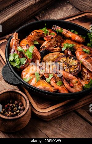 Gebratene Garnelen auf Gusseisen Pfanne. Gegrillte Meeresfrüchte Stockfoto